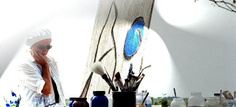 MONE bemalt eine im Watt bearbeitete Leinwand  "BLUE IDEA - birds"